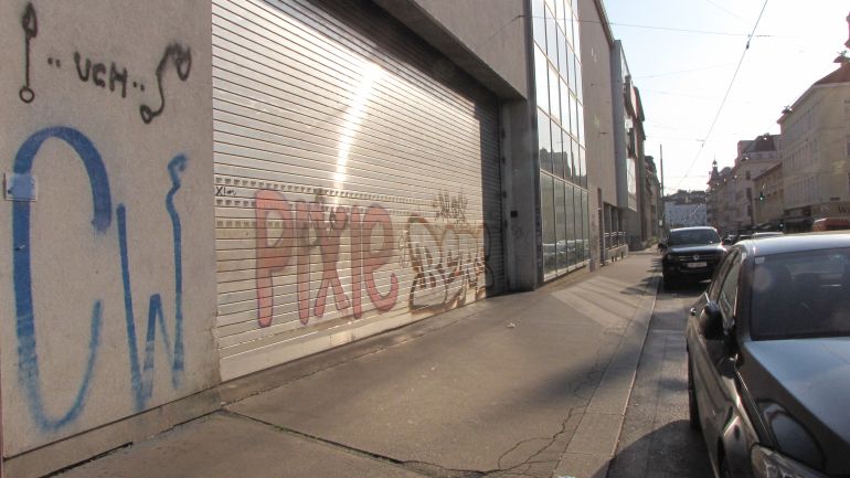 Garagenausfahrt und Gehsteig