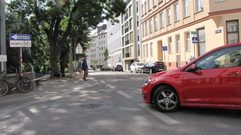 Auto bei Kreuzung Schulgasse - Teschnergasse