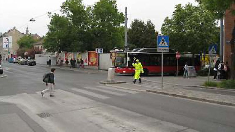 copyright: AUVA Kreuzungsbereich Siemensstraße - Berzeliusgasse: Kind überquert Zebrastreifen, Schülerlotes sichert