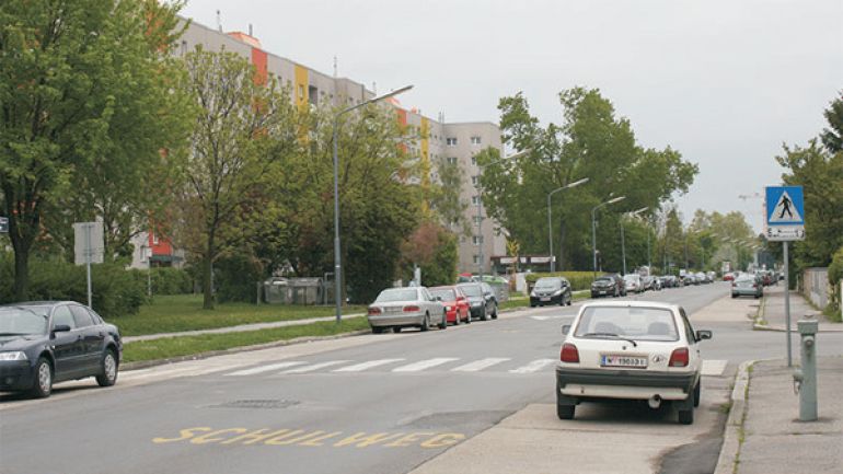 Kreuzungsbereich Adolf- Loos-Gasse - Kaltangasse: parkende Autos im Kreuzungsbereich, Bodenmarkierung "Schulweg" und Zebrastreifen
