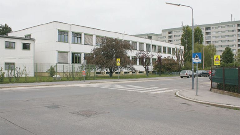 Kreuzungsbereich Herzmanovsky-Orlando-Gasse - Kaltangasse: breite Kreuzung mit Zebrastreifen