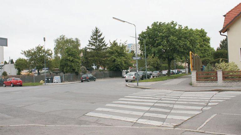 Kreuzungsbereich Herzmanovsky-Orlando-Gasse - Oswald-Redlich-Straße: breite Kreuzung mit Zebrastreifen