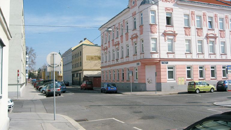 copyright: AUVA Kreuzungsbereich Peter-Kaiser-Gasse - Schillgasse: Kreuzung ohne Bodenmarkierungen oder Ampel, Parkmöglichkeiten bis zur Kreuzung