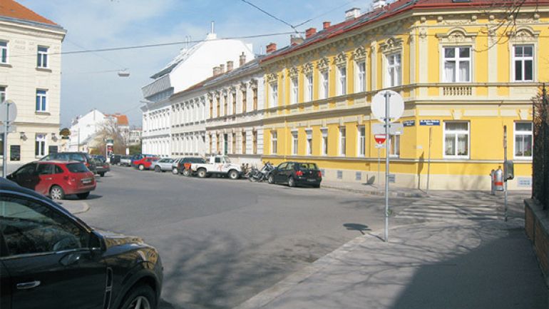 copyright: AUVA Kreuzungsbereich Anton-Störck-Gasse - Obergfellplatz: Kreuzung mit Zebrastreifen, parkende Autos bis zum Kreuzungsbereich