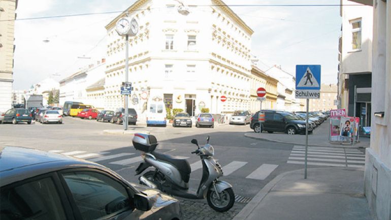 copyright: AUVA Kreuzungsbereich Anton-Störck-Gasse - Deublergasse: Kreuzung mit Zebrastreifen, zahlreiche Parkmöglichkeiten