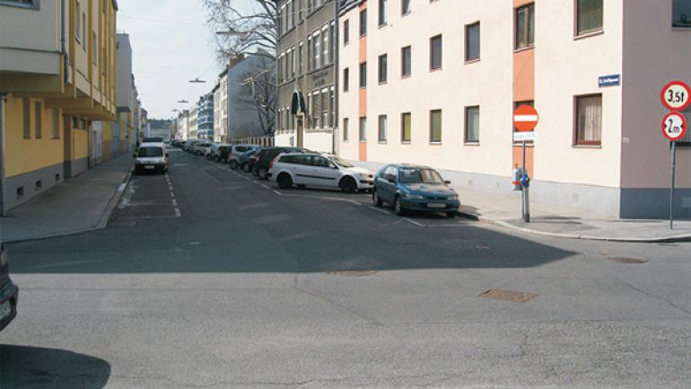 copyright: AUVA Kreuzungsbereich Wiener Gasse - Schillgasse: schmale Kreuzung ohne Bodenmarkierung oder Ampel