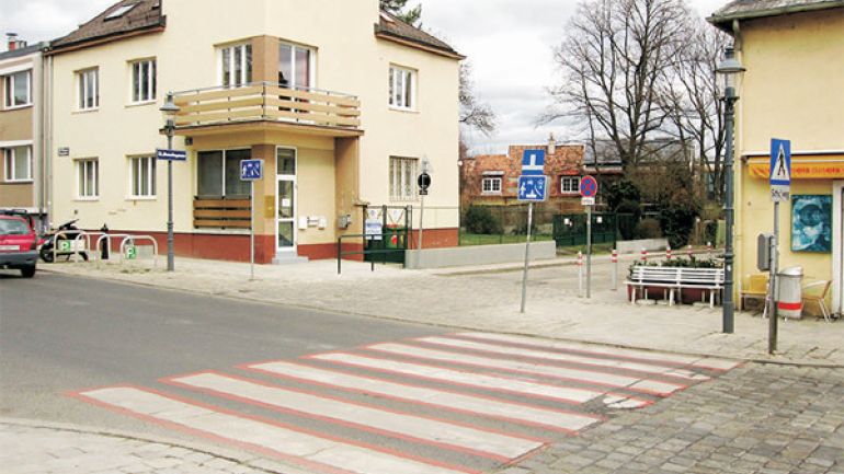 Kreuzungsbereich Maurer Hauptplatz - Bendagasse: rot unterlegter Zebrastreifen