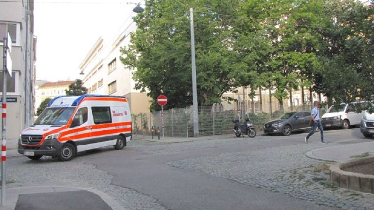 Mittelgasse Kreuzung Aegidigasse, Rettungsauto