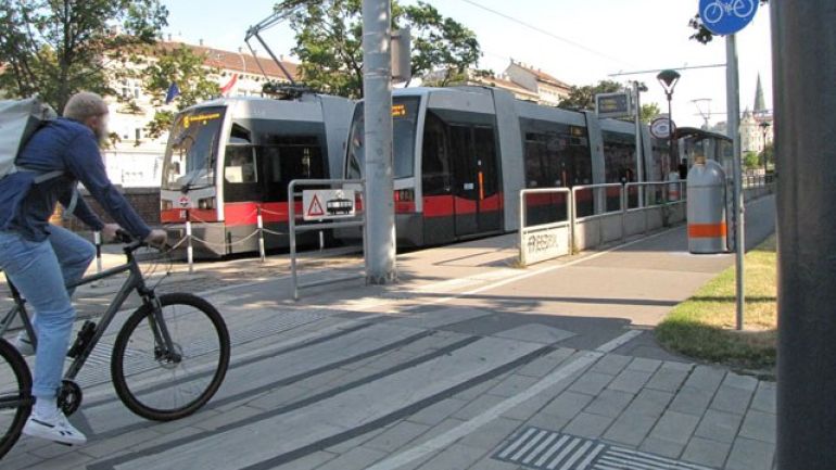 Mariahilfer Gürtel, Querung Radweg und Straßenbahn