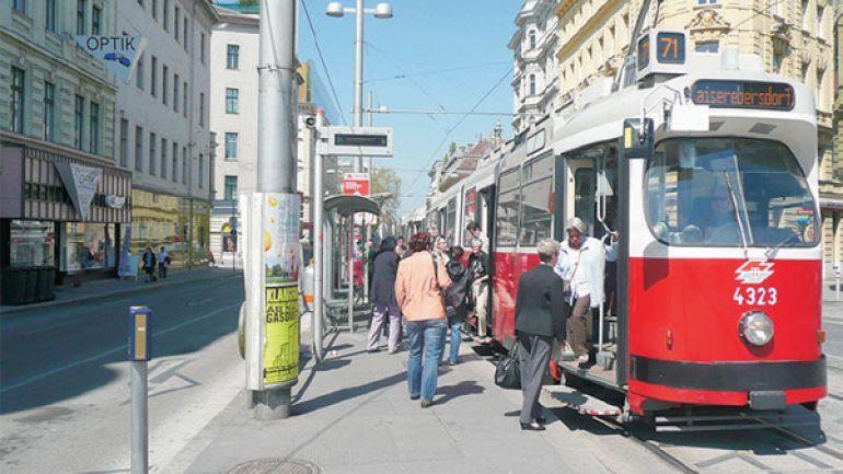 copyright: AUVA Straßenbahn in Haltestelle, Fahrgäste steigen aus und ein