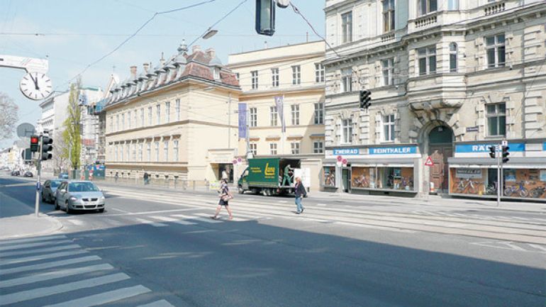 copyright: AUVA Kreuzungsbereich Rennweg - Jacquingasse: Volksschule, davor breite Straße mit Zebrstreifen und Ampel