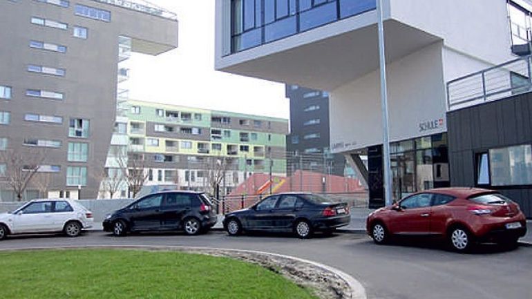 Bereich Schule: Kurve vor dem Schuleingang