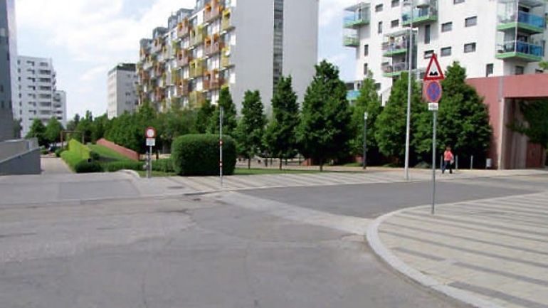 Bereich Emil-Fucik-Gasse: Schmale Kreuzung mit Plateau