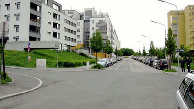 Kreuzungsbereich Moselgasse - Urselbrunnengasse: breite Kreuzung ohne Zebrastreifen oder Ampel