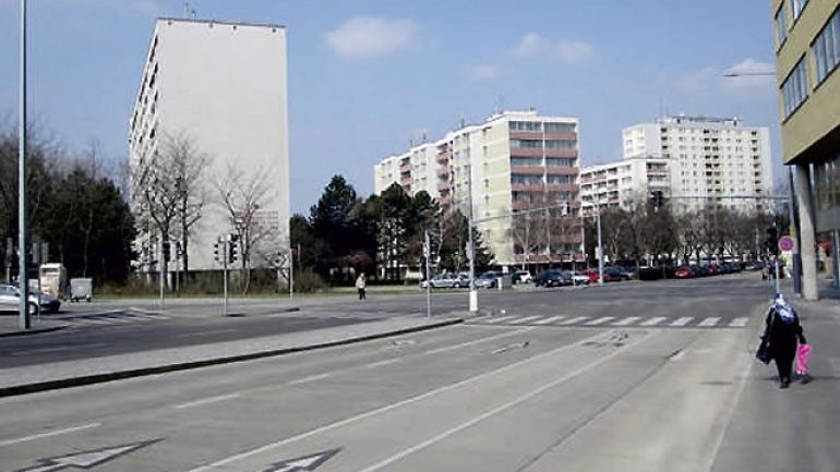 copyright: ©c.fuerthner/PID Kreuzungsbereich Laaer-Berg-Straße - Absberggasse: Kreuzung mit mehrspuriger Fahrbahn und Radfahrstreifen, Fußgängerampel, Zebrastreifen und Fußgängerinsel