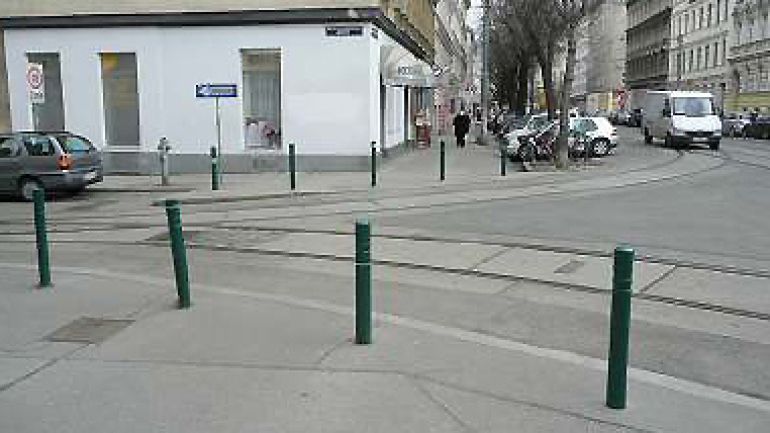 Kreuzungsbereiche Quellenstraße - Leebgasse/Siccardsburggasse: Gehsteig, Straßenbahngleise