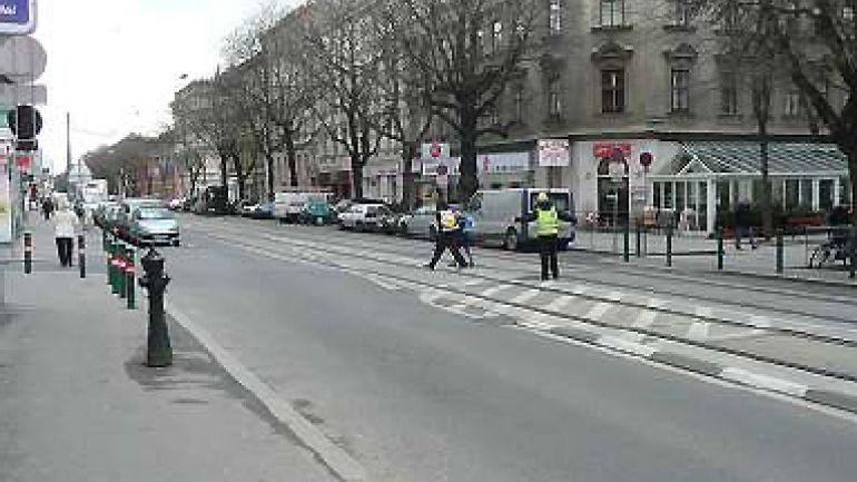 Kreuzungsbereich Quellenstraße - Jagdgasse: Schülerlotsen regeln Straßenüberquerung