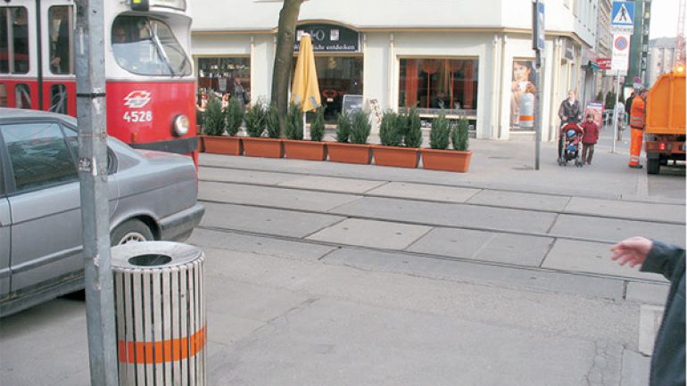 Kreuzungsbereich Quellenstraße - Wielandgasse: Parkende Autos und Straßenbahnschienen