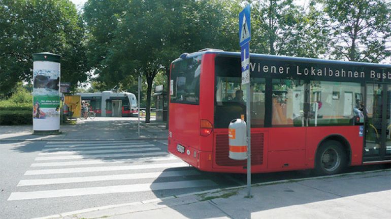copyright: AUVA Kreuzungsbereich Otto-Probst-Platz - Otto-Probst-Straße: Zebrastreifen über die Straße direkt hinter einer Bushaltestelle