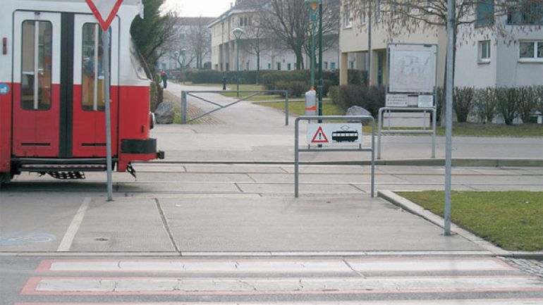 Kreuzungsbereich Otto-Probst-Straße - Tesarekplatz: Straßenbahn fährt über den Kreuzungsbereich