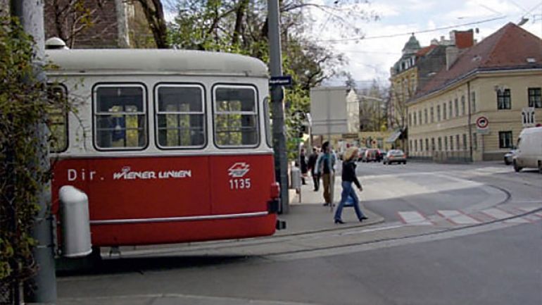 copyright: AUVA Querung der Straßenbahnschienen - Linzer Straße