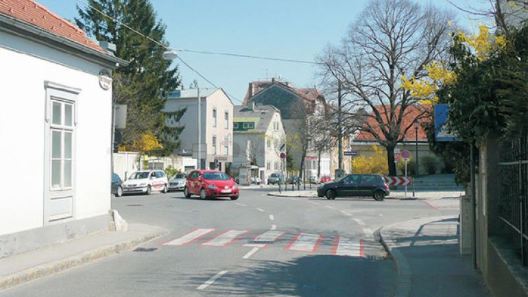 Kreuzungsbereich Armbrustergasse - Grinzinger Straße - Hohe Warte: Kreuzung mit rot unterlegten Zebrastreifen