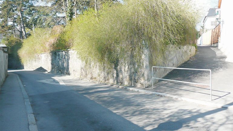 Kreuzungsbereich Armbrustergasse - Rudolf-Kassner-Gasse: Abschüssige schmale Straße ohne Zebrastreifen, Gehweg von einer Seite nicht einsehbar