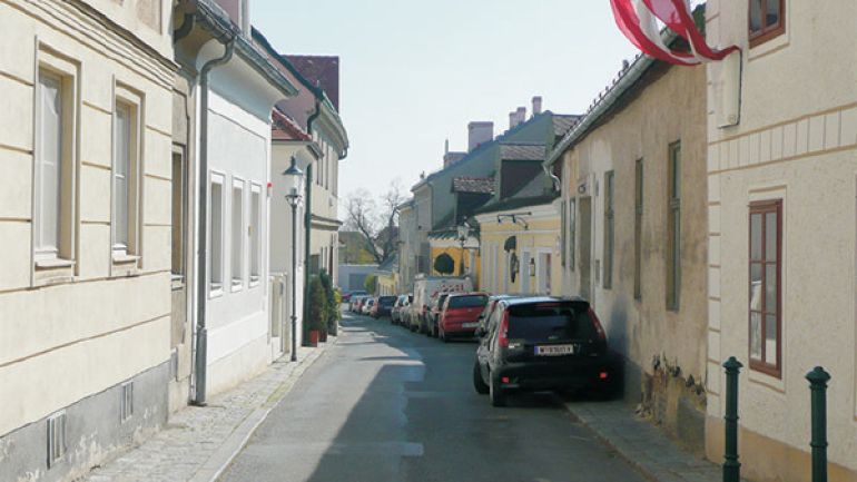 Bereich Probusgasse: Schmale Straße mit sehr schmalen, mit parkenden Autos verstellten Gehsteigen