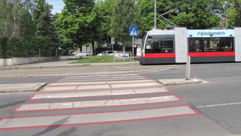 copyright: MA 46/Gabriele Steinbach Zebrastreifen und Straßenbahn Grinzinger Allee