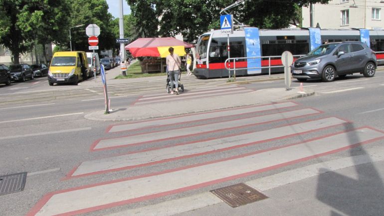 copyright: MA 46/Gabriele Steinbach Zebrastreifen Grinzinger Allee Kreuzung Paradisgasse