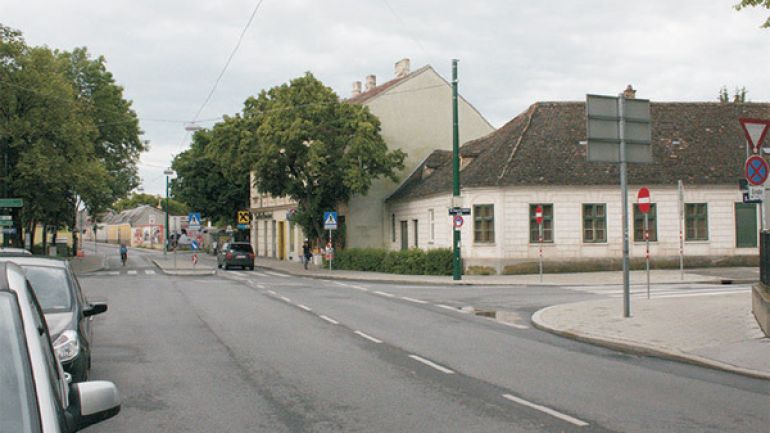 copyright: AUVA Kreuzungsbereich Strebersdorfer Platz: große Kreuzung mit Zebrastreifen und Verkehrsinsel