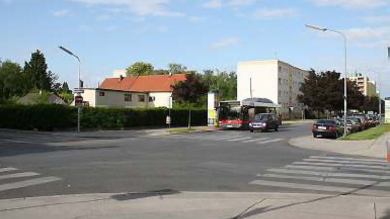 copyright: AUVA Kreuzungsbereich Dopschstraße - Moritz-Dreger-Gasse: Bus hält vor dem Zebrastreifen