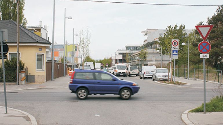 Kreuzungsbereich Jedlersdorfer Straße - Keynesgasse: Kreuzung ohne Bodenmarkierungen oder Ampel