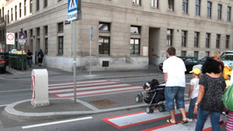 copyright: MA 46 / Salomon Eltern überqueren mit ihren Kindern einen Schutzweg
