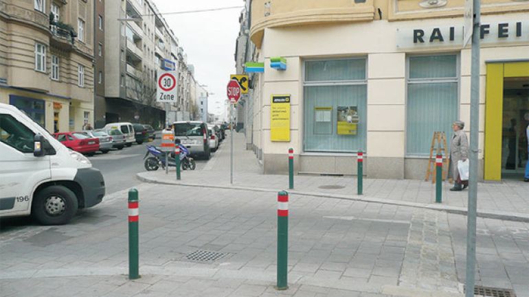 Kreuzungsbereich Apostelgasse - Baumgasse: Fahrbahnerhöhung im Querungsbereich, Radweg gegen die Einbahn
