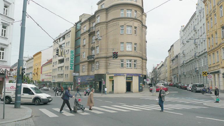 Kreuzungsbereich Apostelgasse - Landstraßer Hauptstraße: Ampel, Fußgänger auf langem Zebrastreifen, Wohnhäuser