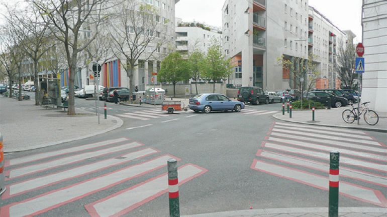 Kreuzung Apostelgasse - Hainburger Straße: vier Zebrastreifen, Wohnhausanlage, Autos