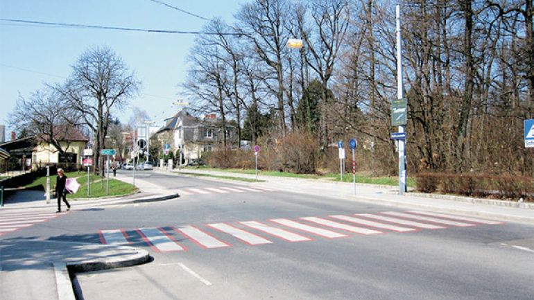 Kreuzungsbereich Hermesstraße - Dr.-Schober-Straße: Kreuzungsbereich mit rot unterlegten Zebrastreifen und Bushaltestelle