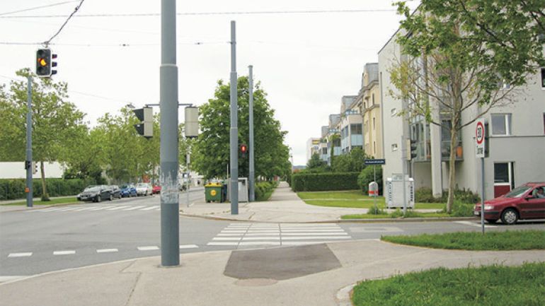 Kreuzungsbereich Carlbergergasse - Canevalestraße: Kreuzung mit  Zebrastreifen und Fußgängerampel