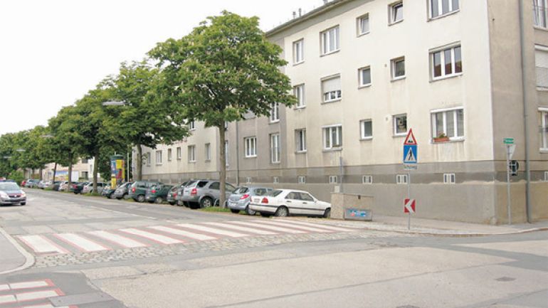 Erlaaer Straße - Bereich Schule: rot unterlegte Zebrastreifen, einer davon durch eine Rampe erhöht