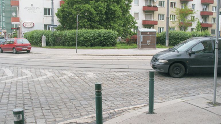 copyright: AUVA Kreuzungsbereich Neilreichgasse - Migerkastraße: Kreuzung mit Sperrfläche und Straßenbahnschienen