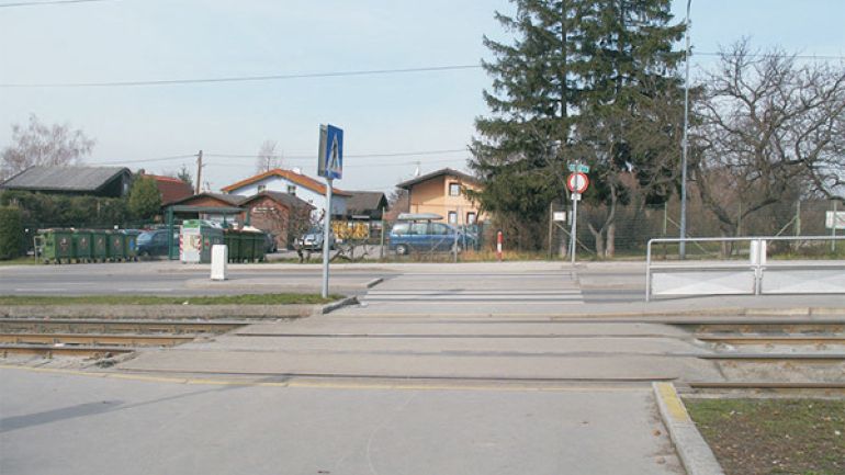 copyright: AUVA Kreuzungsbereich Neilreichgasse - Straßenbahn: Breite Kreuzung mit Verkehrsinseln und Straßenbahnschienen