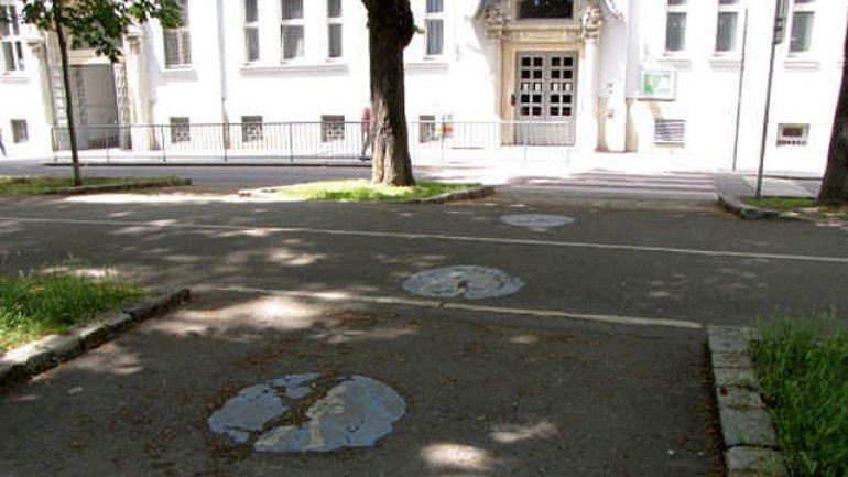 Radweg am Johann-Hoffmann-Platz vor der Schule