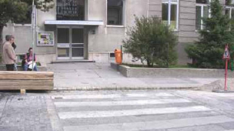 Zebrastreifen vor der Schule