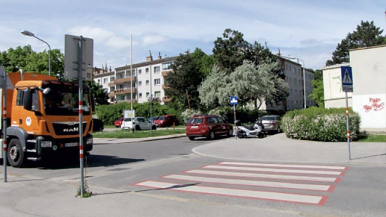 Kreuzungsbereich Dirmhirngasse - Prückelmayrgasse: Gehweg durch eine Grünanlage