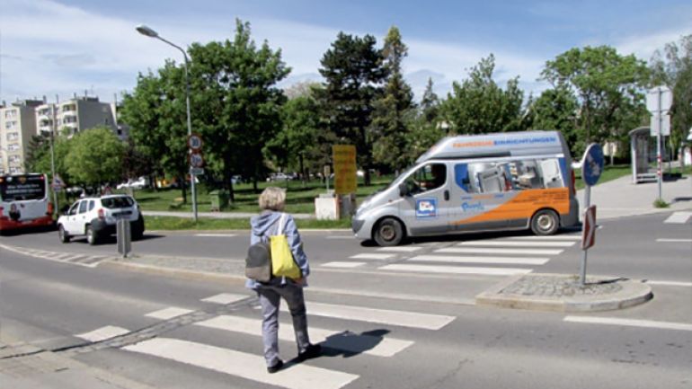 copyright: ©c.fuerthner/PID Kreuzungsbereich Gatterederstraße - Knotzenbachgasse: Kreuzung mit Zebrastreifen und Fußgängerinseln