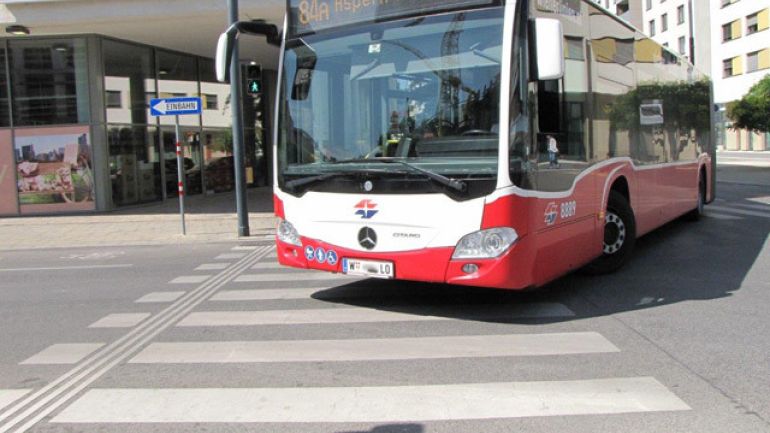 Bus quert einen Zebrastreifen