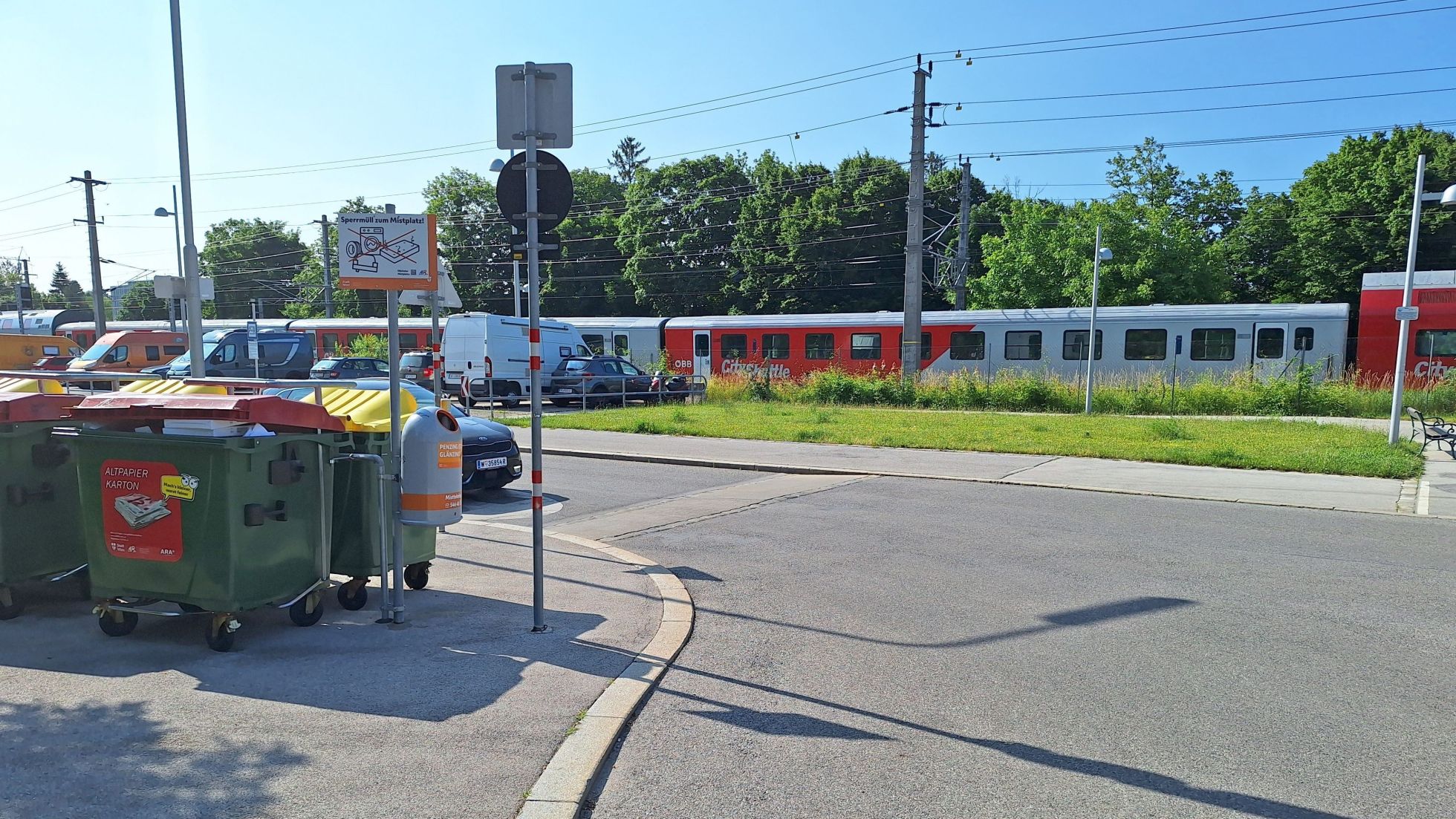 copyright: AUVA Straße, im Hintergrund Bahnsteig und Zug