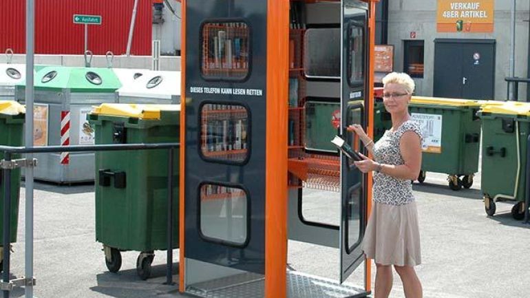 Person vor der Büchertauschzelle am Mistplatz Rinterzelt