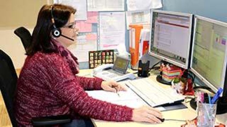 Mitarbeiterin des Beschwerdemanagements bei einem Telefongespräch